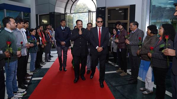  केंद्रीय रक्षा राज्य मंत्री अजय भट्ट ने किया सी-डॉट का दौरा.... दूरसंचार प्रौद्योगिकी और उत्पादों का प्रदर्शन