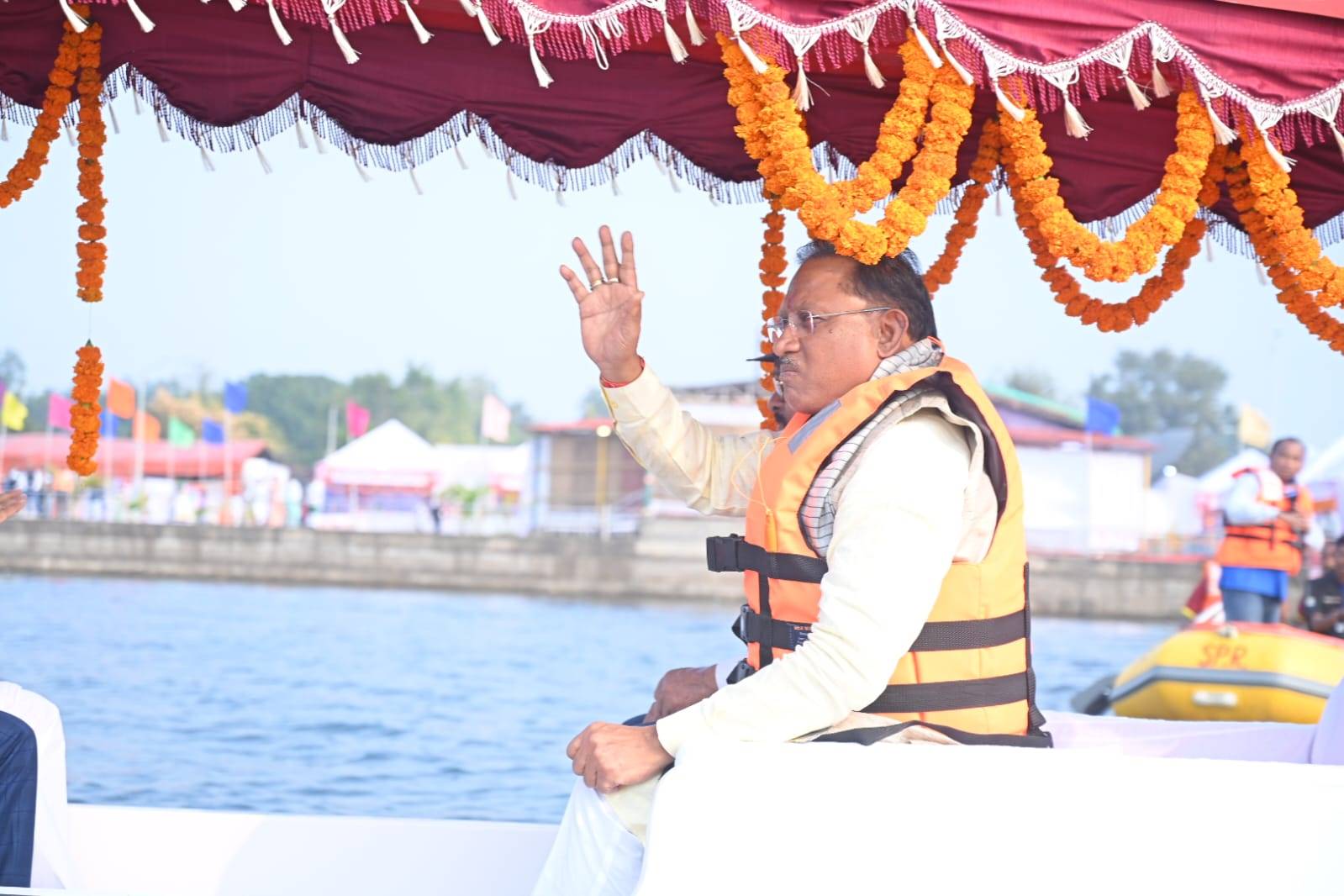 अगर आप कोरिया जाए तो झुमका जलाशय जरूर जाए... सीएम ने भी यहां पहुंच लिया बोटिंग का मजा