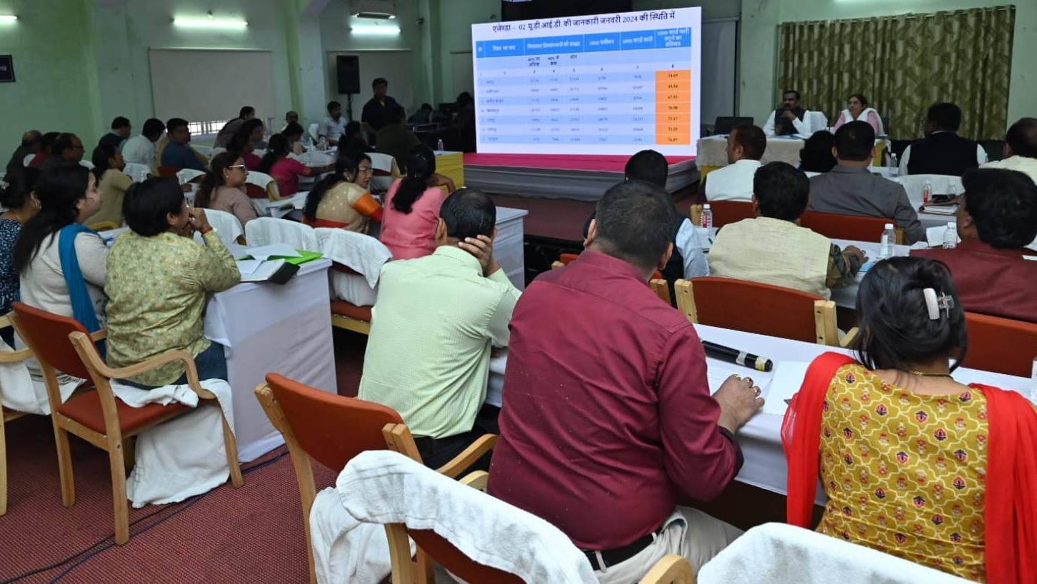 समाज कल्याण विभाग के सचिव ने ली अधिकारियों की बैठक, कहा- दिव्यांग बच्चों को दिलाएं रोजगार मूलक प्रशिक्षण