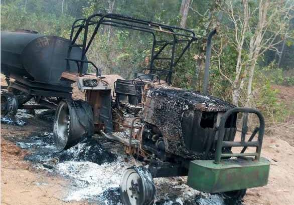नारायणपुर में नक्सलियों ने मचाया उत्पात... सड़क निर्माण में लगे वाहनों को फूंका
