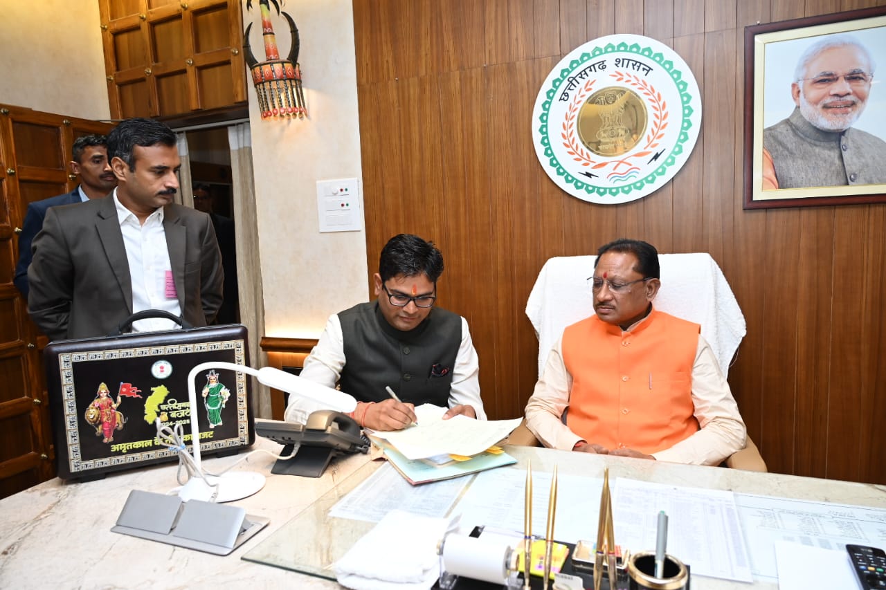 वित्त मंत्री चौधरी के बजट ब्रीफ़केस में है नजर आई  "ढोकरा शिल्प" की झलक