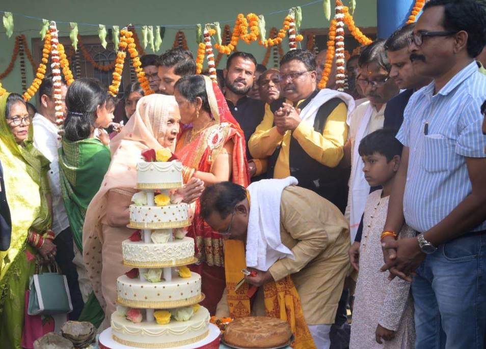 CM साय ने जन्मदिन पर माता से लिया आशीर्वाद...  पत्नी ने उतारी आरती