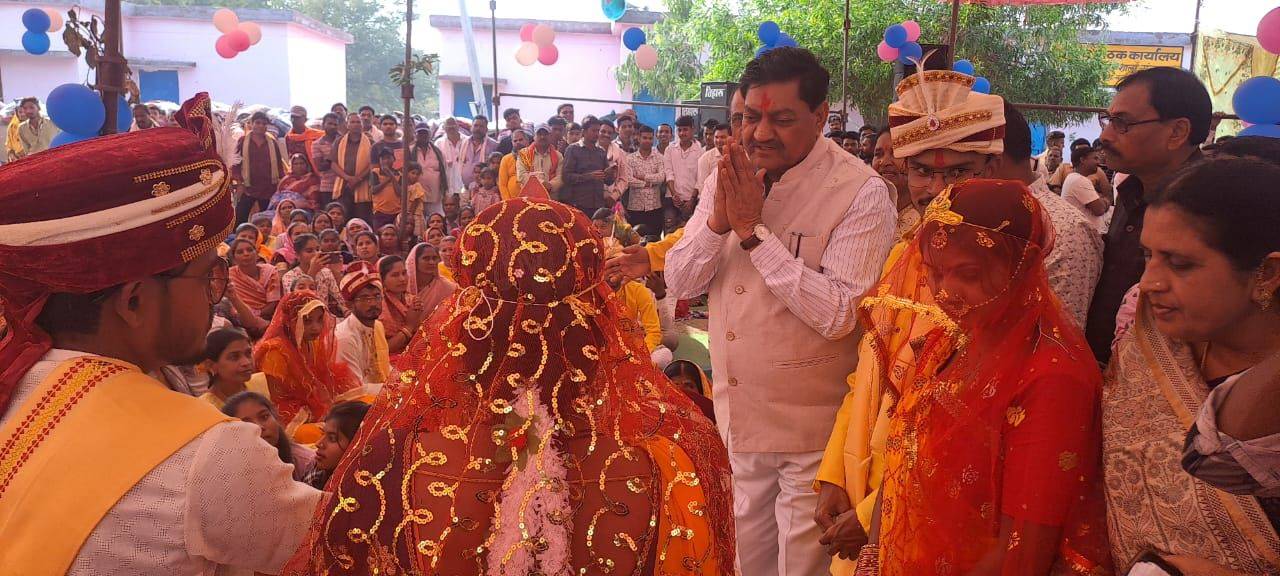 मुख्यमंत्री कन्या विवाह योजनाः &rsquo;खाद्य मंत्री बघेल ने 70 नवविवाहित जोड़ों को  दिया  आशीर्वाद