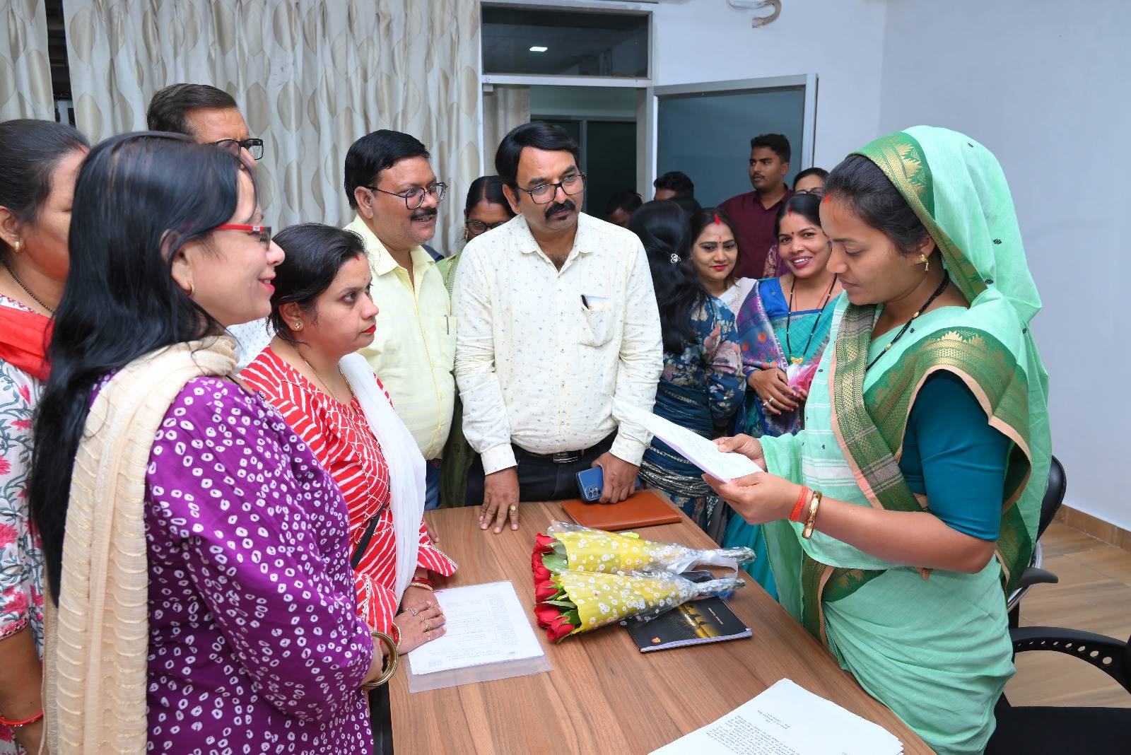 सरकारी आवास में शिफ्ट होते ही एक्टिव मोड में नजर आई राजवाड़े... देर रात तक सुनीं महिलाओं की समस्या