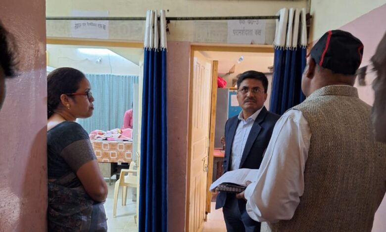 कलेक्टर पहुंचे महिला एवं बाल विकास विभाग.... 10 कर्मचारी नदारद, नोटिस जारी