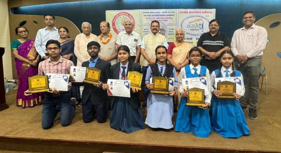 हमारी वैज्ञानिक उपलब्धियां विषय पर निबंध प्रतियोगिता में पीयूष बोरकर प्रथम