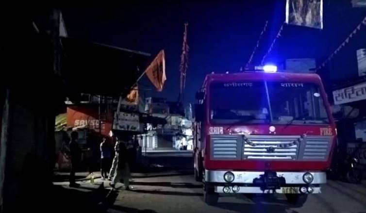 घनी आबादी के बीच फर्नीचर फैक्ट्री में लगी भीषण आग, लाखों का सामान जलकर खाक