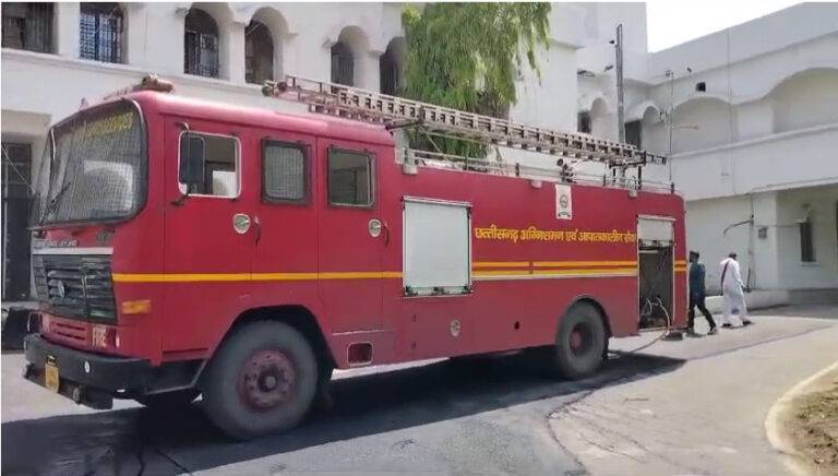 डिप्टी कलेक्टर कार्यालय में लगी आग... केबिन में ऱखे फर्नीचर और रिकार्ड खाक