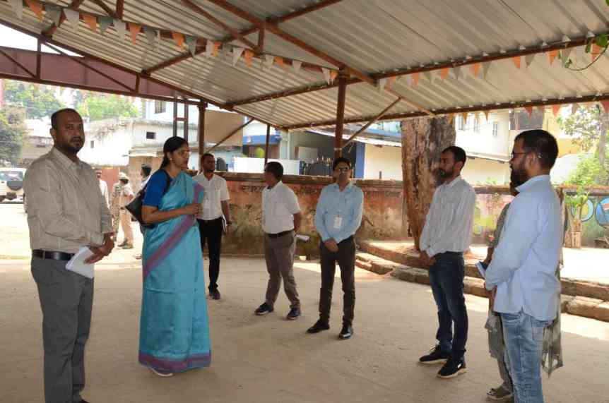 रीना बाबा साहेब कंगाने ने किया जगदलपुर के मतदान केंद्रों का निरीक्षण... अधिकारियों को दिए निर्देश