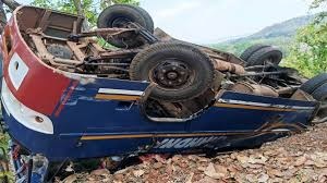 फिर एक यात्री बस गहरी खाई में पलटी....11 लोग घायल 