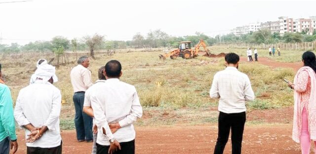 दुर्ग जिले में चल रही थी अवैध प्लाटिंग... सात एकड़ में चला निगम का बुलडोजर
