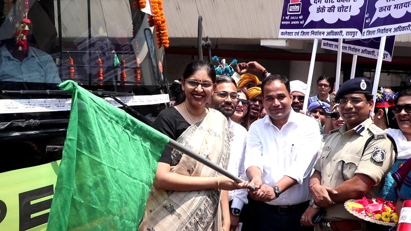 मतदाताओं को जागरूक करने निकाली गई बाइक रैली.... रीना कंगाले ने स्वीप एक्सप्रेस को दिखाई हरी झण्डी