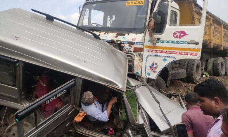तेज रफ्तार ट्रेलर की चपेट में आई बोलेरों, आधा दर्जन यात्री घायल, ट्रेलर चालक मौके से फरार