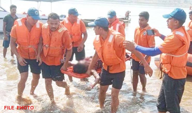 महानदी में डूबी नाव... 70 लोगों थे सवार... रेस्क्यू टीम ने सात लोगों को शव निकाला