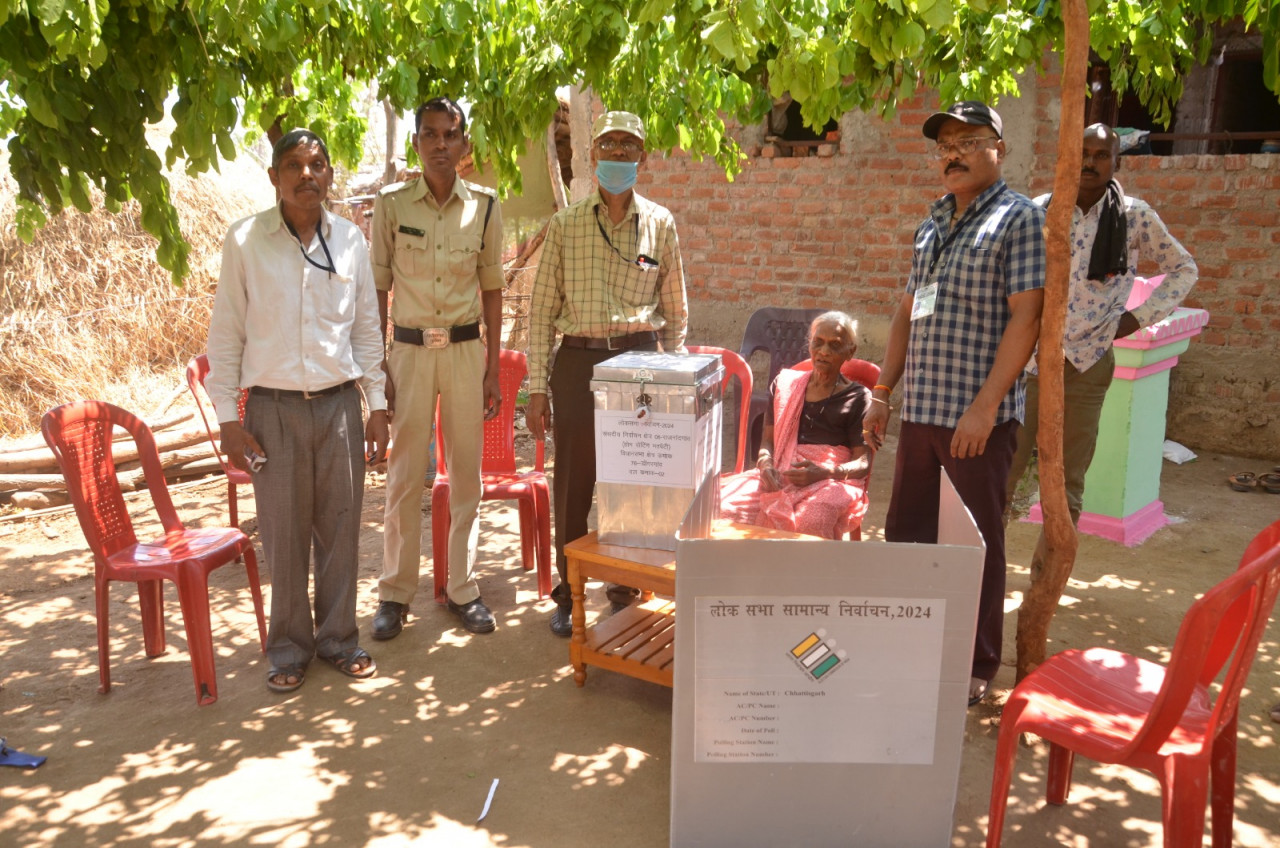 होम वोटिंग के माध्यम से घर पर मतदान कर 92 वर्षीय सुलखन सोनपिपरे लोकतंत्र के महापर्व में हुए शामिल