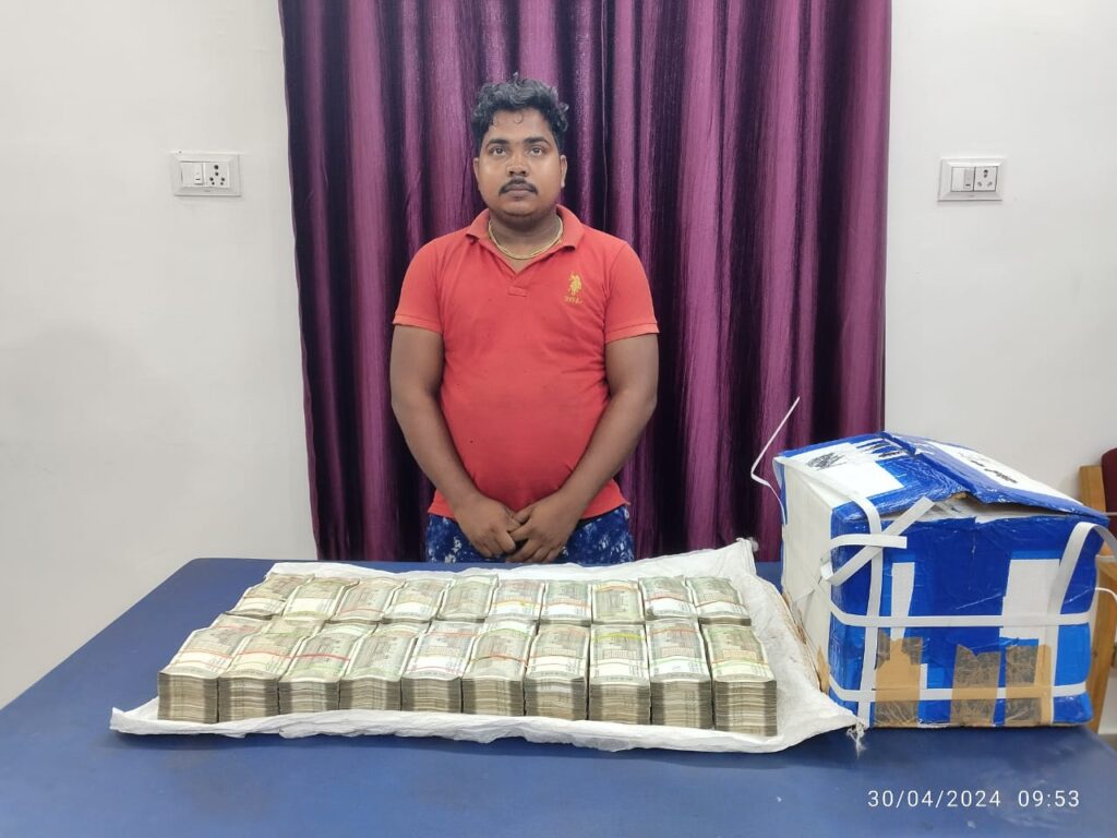 आलू से भरे पिकअप में कार्टून में छुपा रखा था लाखों रुपये कैश, रायपुर पुलिस ने चेकपोस्ट में ज़ब्त किया कैश