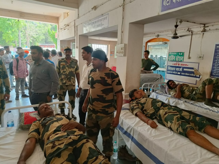 मतदान केंद्र का निरीक्षण कर लौट रहे बीएसएफ जवानों की बस टकराई पेड़ से, 17 घायल, 4 गंभीर