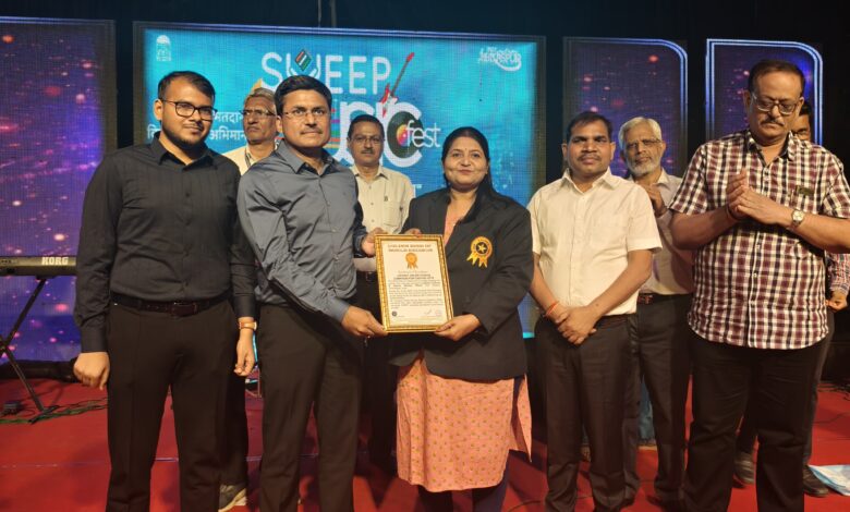 ऑनलाइन मतदान का संकल्प लेने में बिलासपुर ने बनाया वर्ल्ड रिकार्ड,गोल्डन बुक आफ रिकार्ड ने कलेक्टर को दिया प्रमाण-पत्र