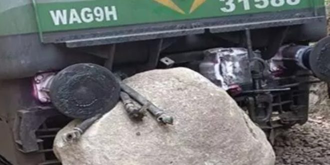 किरंदुल-कोट्टावालसा रेल लाइन में पटरी पर गिरी चटृान, मालगाड़ी डीरेल, आवागमन बंद