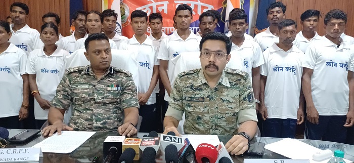 लोन वर्राटू अभियान के तहत 35 नक्सलियों ने किया सरेंडर.... फोर्स के दबाव में बैकफुट पर माओवादी