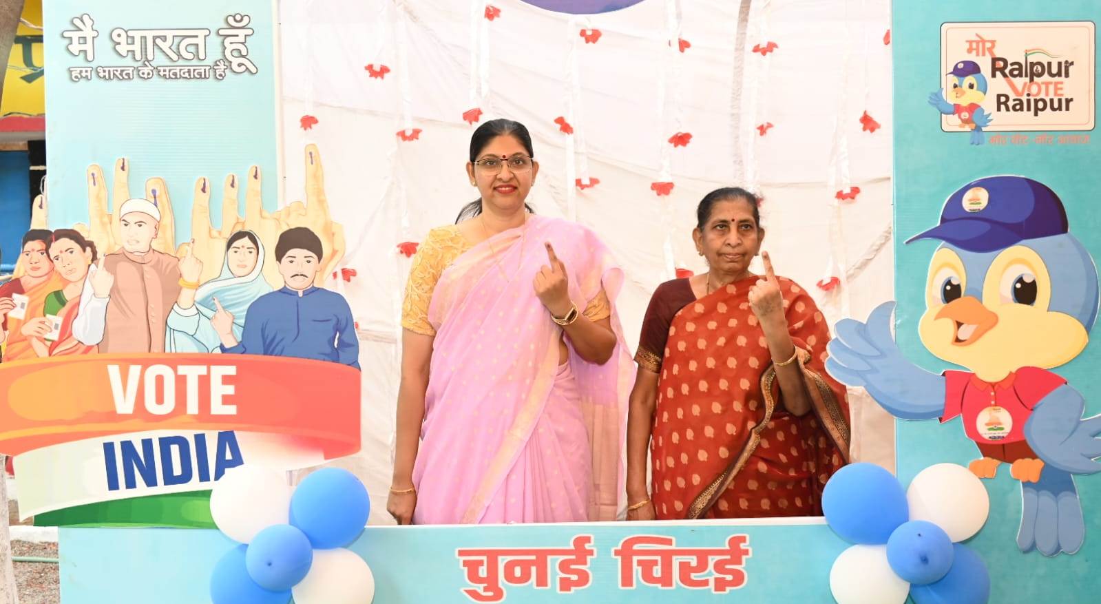 मुख्य निर्वाचन पदाधिकारी कंगाले, अतिरिक्त निर्वाचन अधिकारी नीलेश क्षीरसागर और सीएस अमिताभ जैन ने किया मतदान