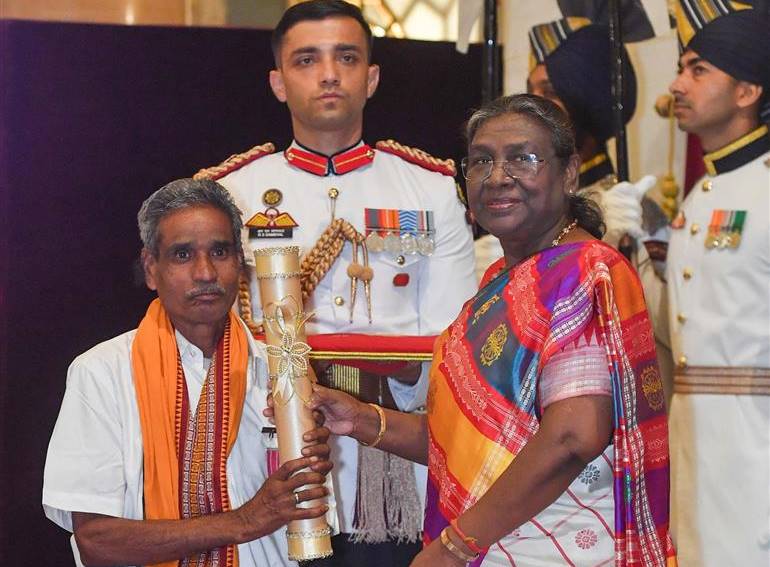 छत्तीसगढ़ के जागेश्वर यादव राष्ट्रपति द्रौपदी मुर्मू के हाथों पद्मश्री से सम्मानित