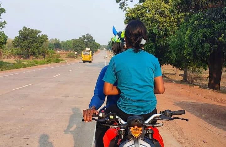 बाइक पर रोमांटिक स्टंट कर रहा था कपल.... एसपी ने खुद बनाया वीडियो.... चालान भी बनवाया