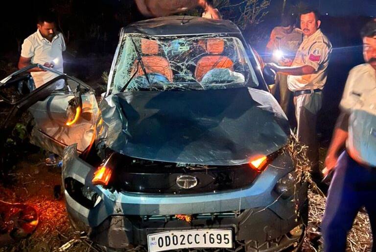  दर्दनाक हादसे में एक्सिस बैंक के मैनेजर की मौत,  बीवी बच्चे सहित अन्य स्टाफ घायल