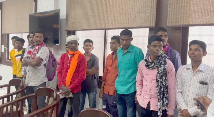 कर्नाटक और हैदराबाद बंधक बनाए गए थे मजदूर.. जिला प्रशासन की पहल पर 19 मजदूर लाए गए वापस