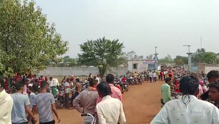  बोरसी-पिरदा के बारूद कारखाना में ब्लास्ट.... हवा में उड़ा मलबा और मकान का टिन शेड