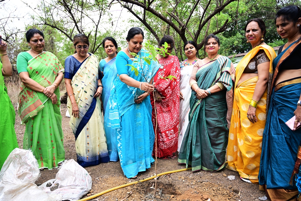 विश्व पर्यावरण दिवस पर भिलाई महिला समाज ने किया पौधरोपण