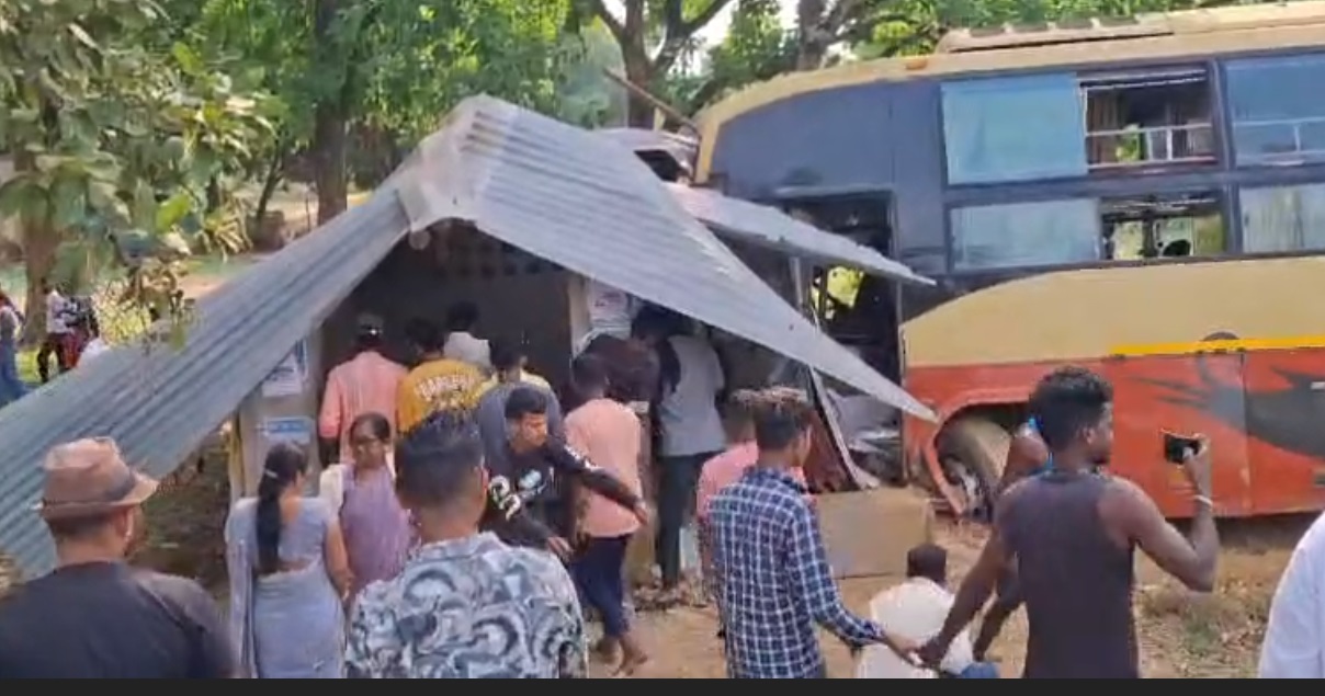 महिंद्रा बस का फटा टायर अनियंत्रित होकर जा घुसी दो दुकानों पर, दो की मौके पर मौत, कई यात्री घायल