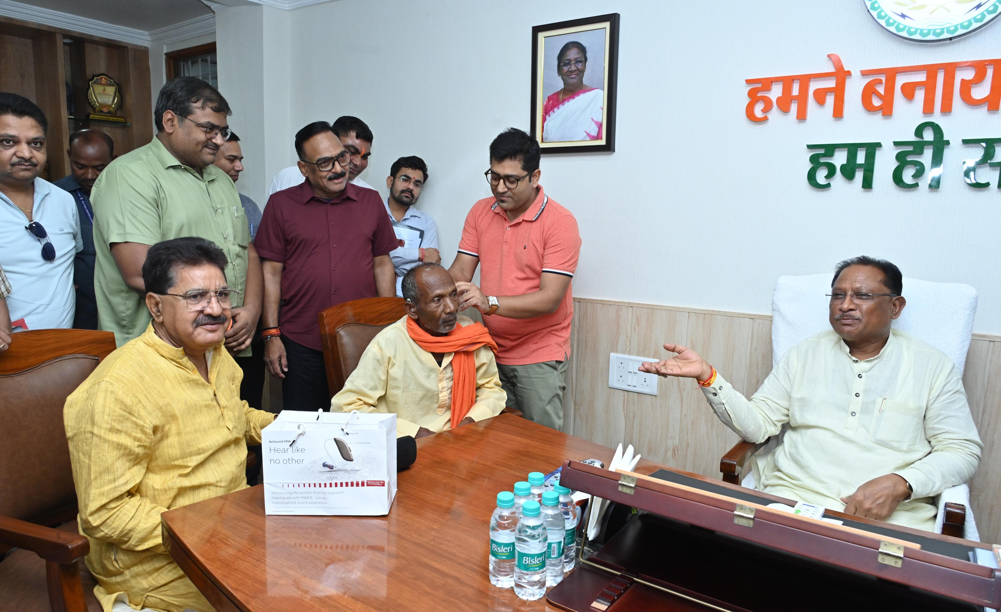 संघर्ष के दिनों की यादें लेकर मुख्यमंत्री से मिले जशपुर के अनेर सिंह&hellip; सुखद मुलाकात में दोनों हुए भावुक