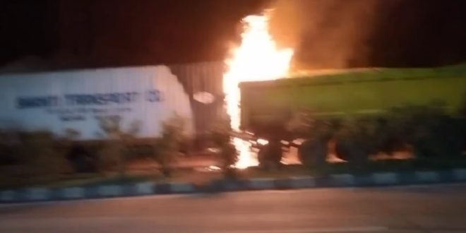 बेमेतरा से बड़ी खबर: खड़ी ट्रक से कंटेनर टकराया, ड्राइवर और कंडक्टर जिंदा जले