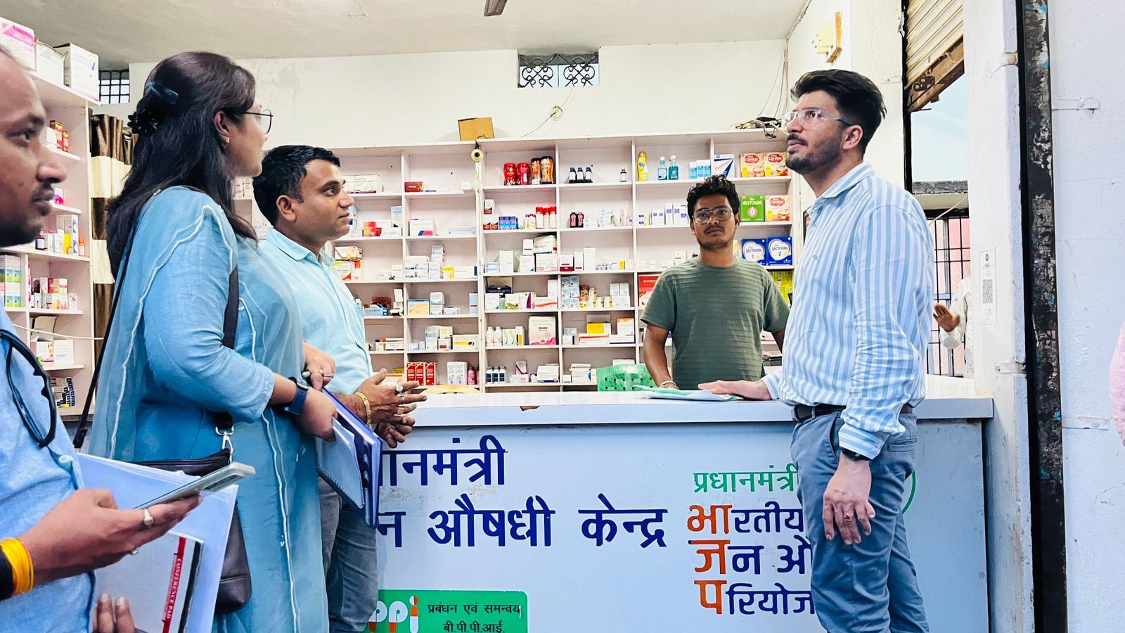 स्वास्थ्य सुविधाओं का जायजा लेने बलौदाबाज़ार कलेक्टर पहुंचे हॉस्पिटल