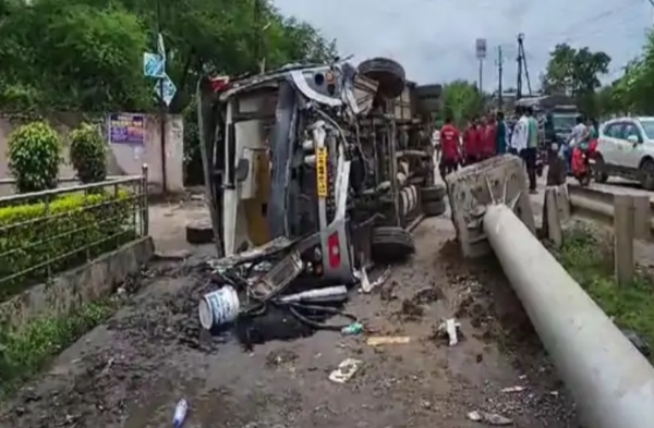 यात्रियों से भरी बस पलटी&hellip;.. हादसे में एक मासूम की मौत, कई घायल