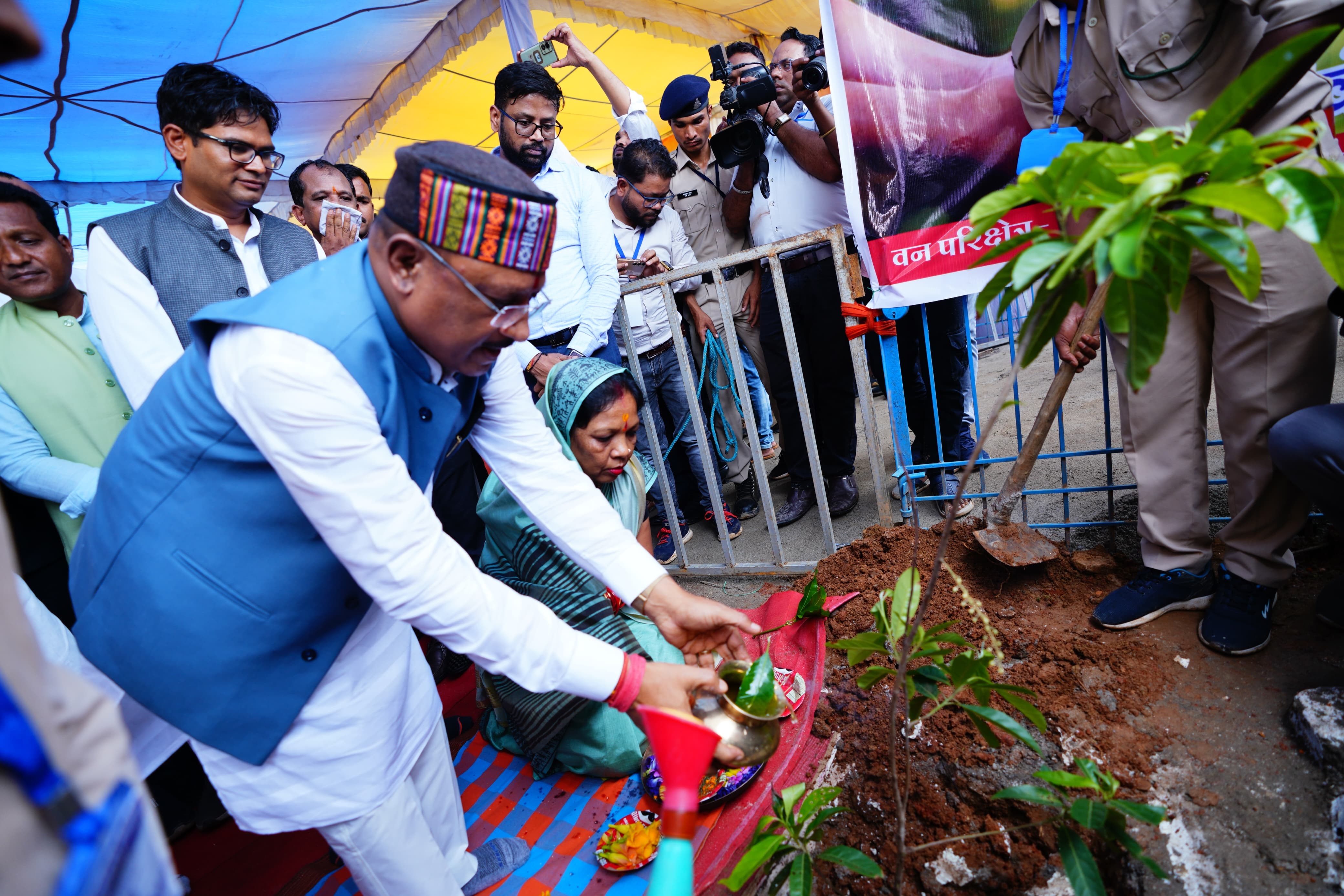 &lsquo;एक पेड़ मां के नाम&rsquo;...  माँ के सम्मान में मुख्यमंत्री साय ने रोपा रुद्राक्ष का पौधा