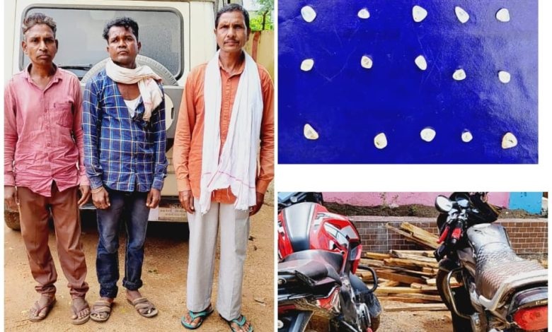 तीस नग हीरा पत्थर के साथ तीन गिरफ्तार, खपाने की फिराक में तलाश रहे थे ग्राहक