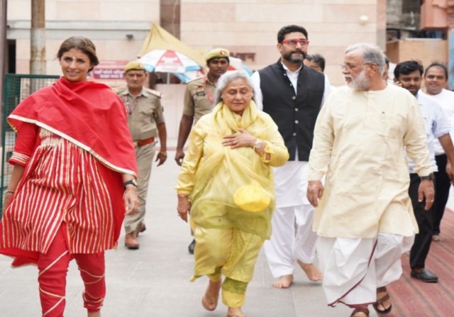 काशी विश्वनाथ मंदिर पहुंचे अभिषेक बच्चन, बाबा के दरबार में टेका मत्था, मां-बहन भी रहीं मौजूद