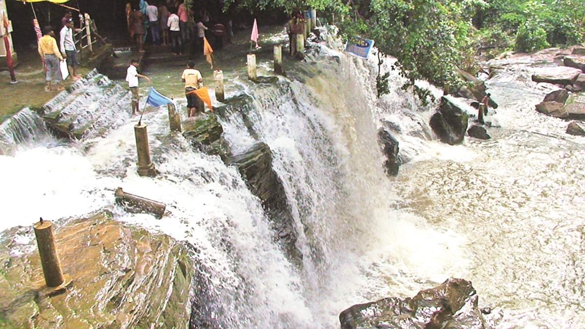 पर्यटन स्थल घटारानी और जतमई का मनोरम झरना अपने पुरे उफान पर : सैलानियों की चहलकदमी बढ़ी 