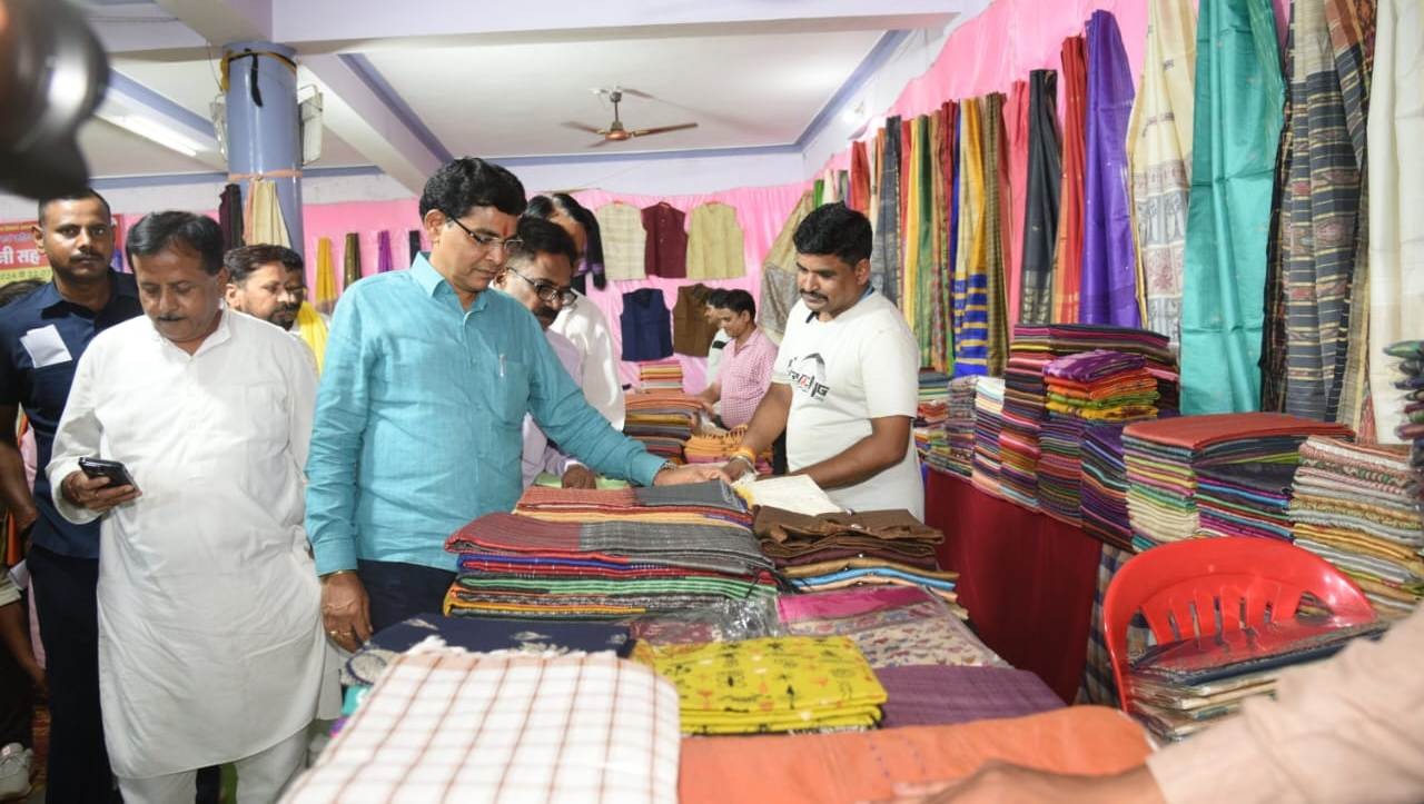  कोसा, कॉटन व हाथकरघा वस्त्रों के भव्य प्रदर्शनी सह-विक्रय का शुभारंभ