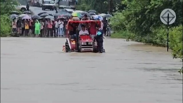 जोखिम लेकर ट्रैक्टर से पार की सड़क : बीजापुर में पानी में फंसे विधायक विक्रम मंडावी 