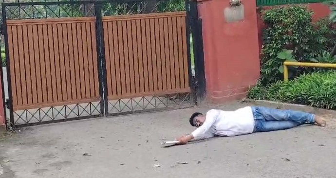 छत्तीसगढ़ का यह सरपंच केंद्रीय मंत्री के बंगले तक सड़क पर लेटते हुए पहुंचा... जानिए क्या है मामला