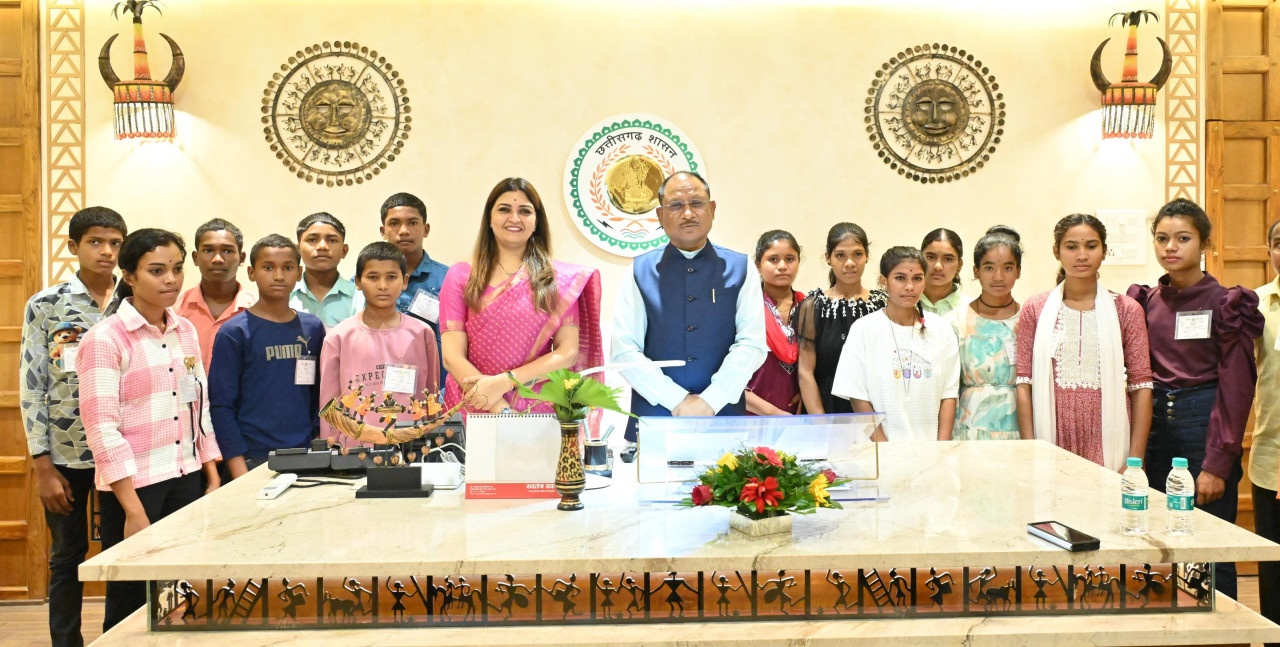 अपने माता-पिता के सपनों को गढ़ने अच्छी शिक्षा पा रहे सेमरहा के बच्चे : मुख्यमंत्री विष्णु देव साय से मुलाकात की 