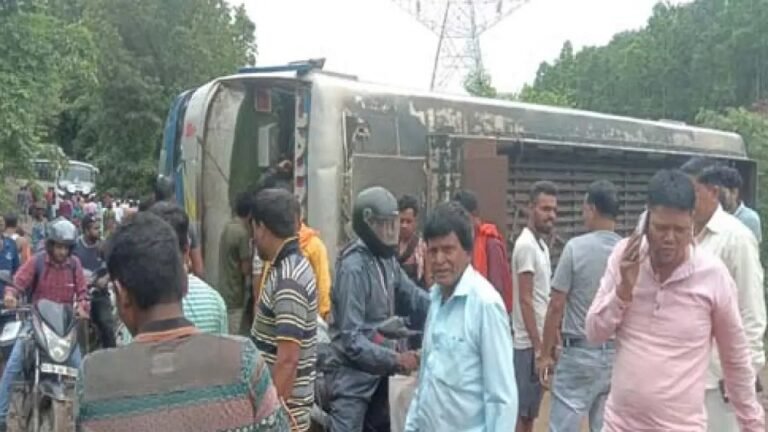 रायगढ़ में यात्रियों से भरी बस दुर्घटनाग्रस्त... 30 यात्रियों को आईं चोटें, 4 की हालत गंभीर