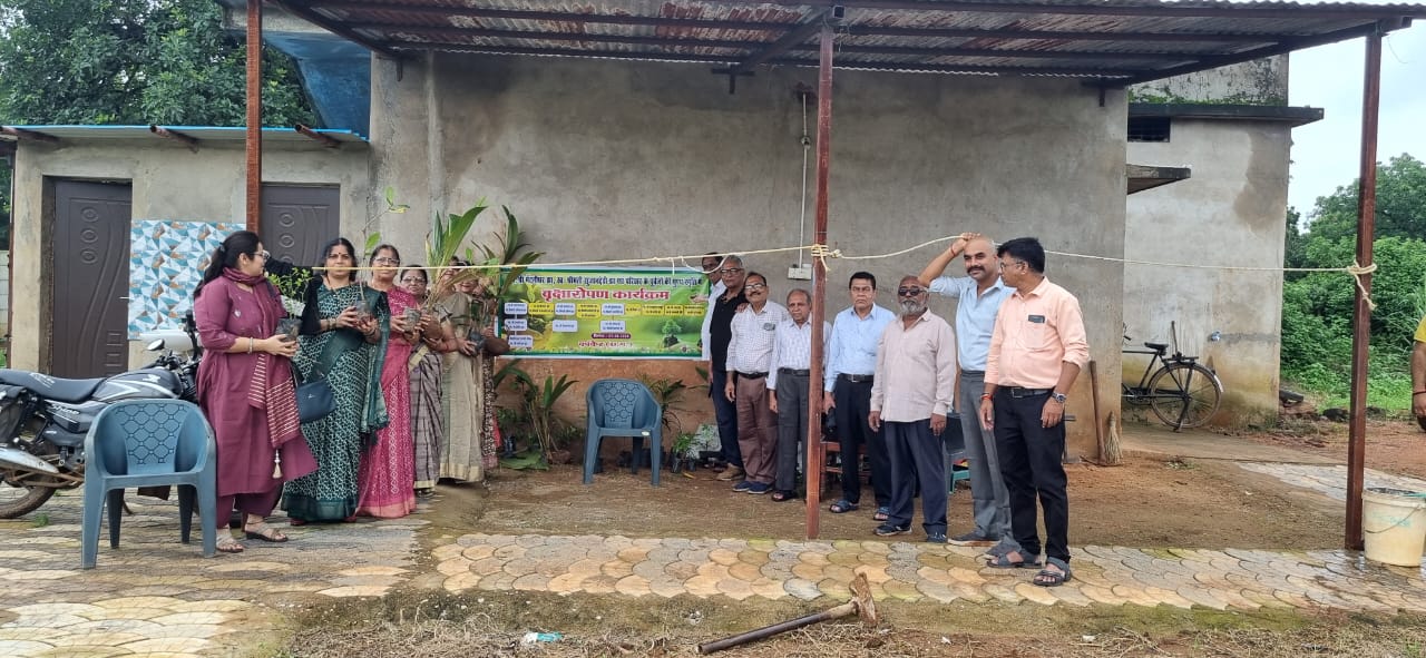  दिवंगत परिजनों के नाम पर रोपे 51 पौधे, नमन कर लिया सुरक्षा का संकल्प