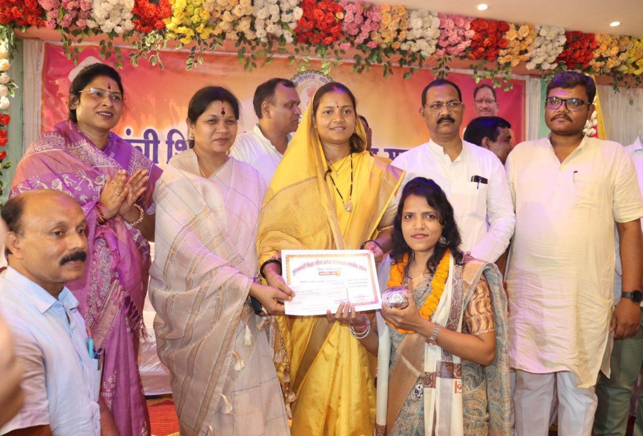 महिला एवं बाल विकास मंत्री लक्ष्मी राजवाड़े के मुख्य आतिथ्य में मुख्यमंत्री शिक्षा गौरव अलंकरण सम्मान समारोह 2024 का हुआ आयोजन