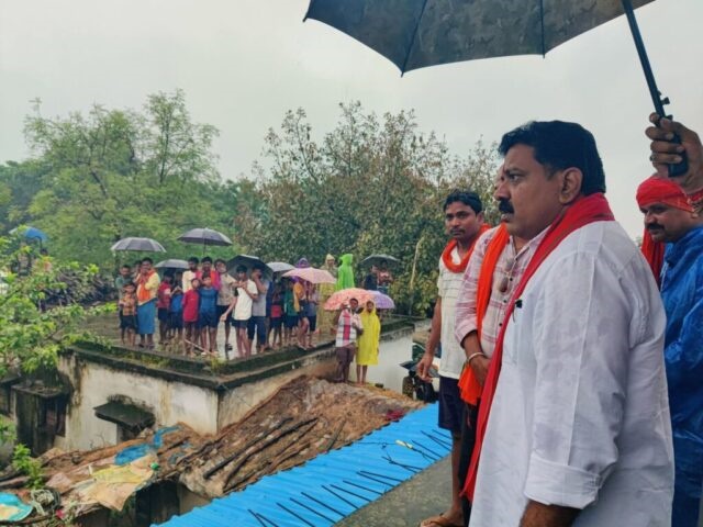 ग्रामीणों के एक कॉल पर पहुंचे उप मुख्यमंत्री शर्मा बाढ़ग्रस्त इलाके का किया निरीक्षण : साथ ही राहत एवं बचाव कार्य तेजी से करने के निर्देश दिए