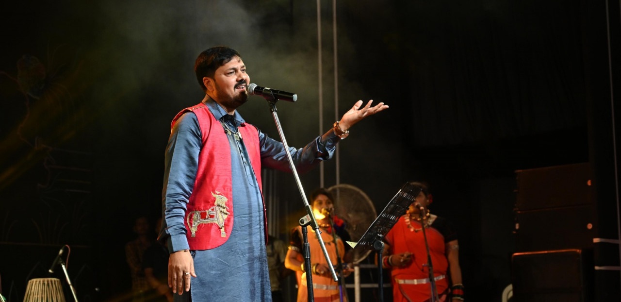 चक्रधर समारोह-2024 : पद्मश्री अनुज शर्मा ने जसगीत और सुमधुर गीतों से श्रोताओं को झुमाया