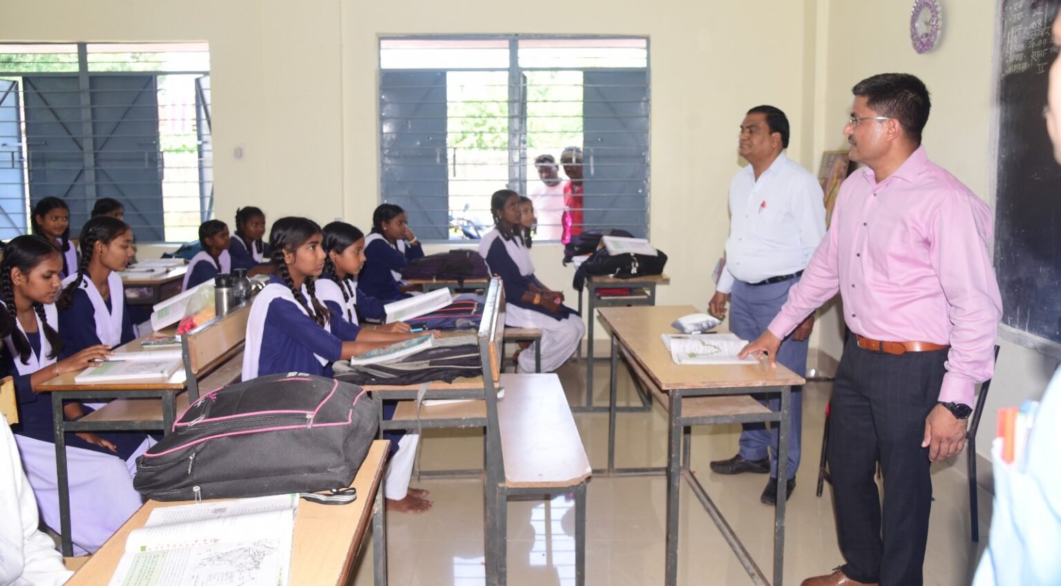 स्कूलों में शिक्षकों व छात्रों के लिए सख्त पाबंदी: प्रार्थना में शिक्षकों व कर्मचारियों की उपस्थिति जरूरी